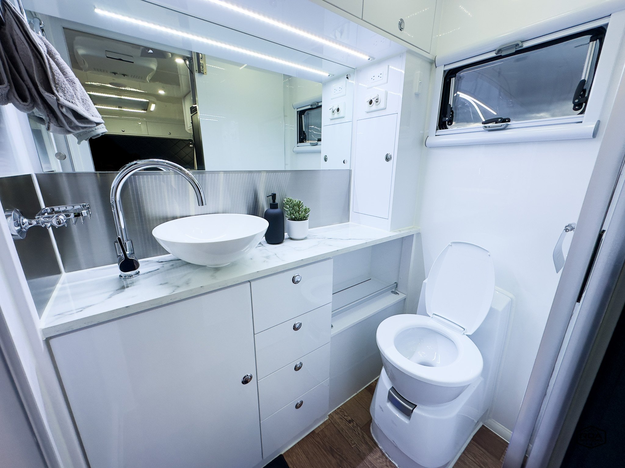 XT16HR East West Bathroom